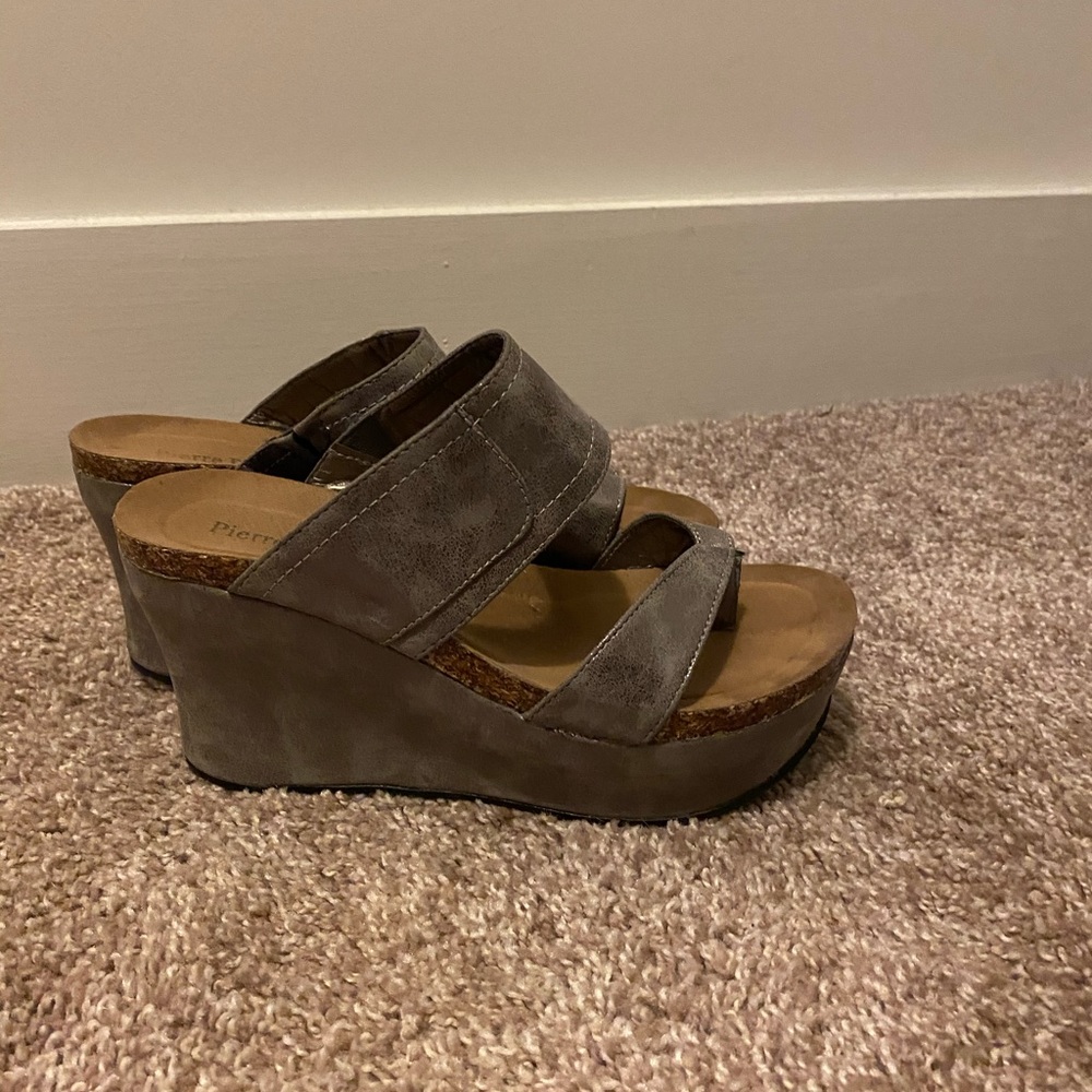 grey wedges